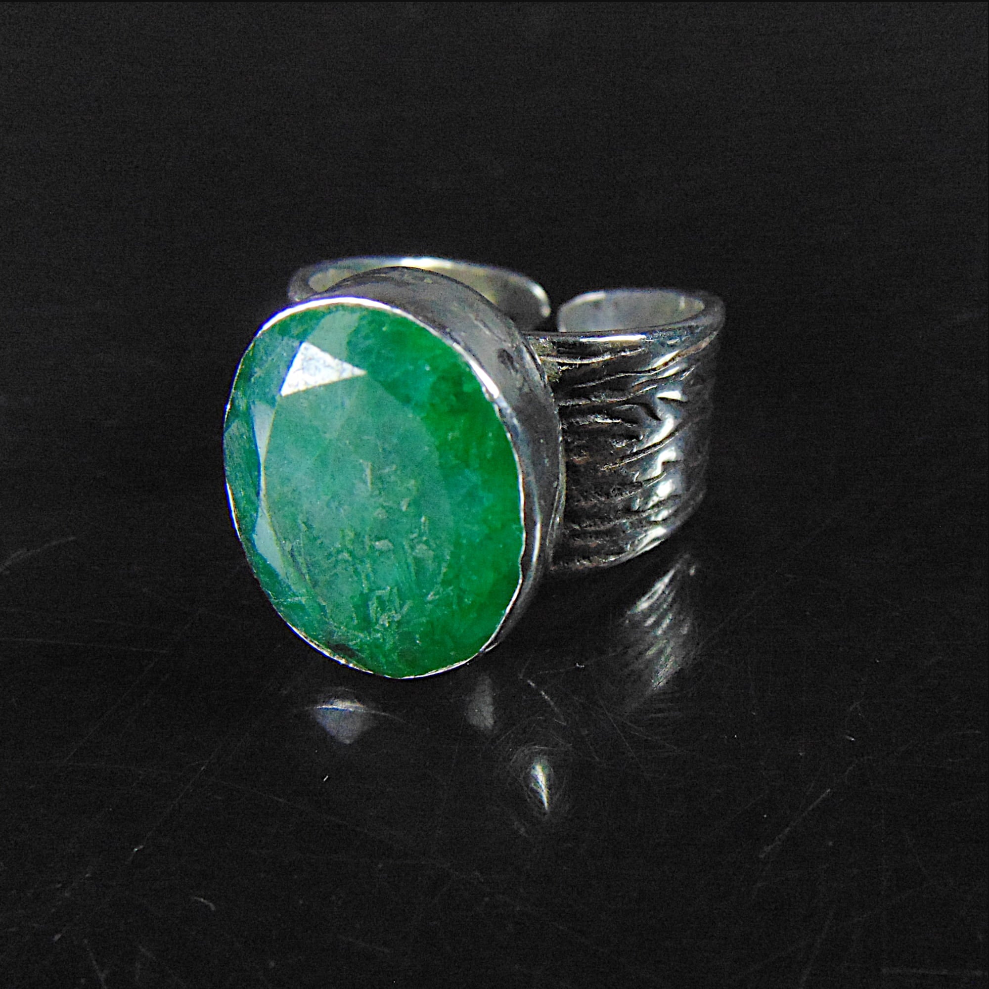 Srebrny Pierścionek Regulowany z Okazałym Szmaragdem