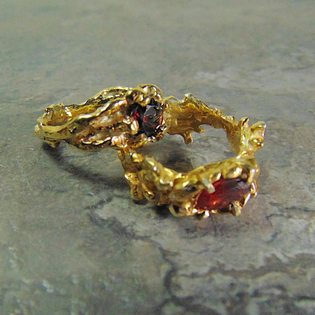 Pierścionek Złocony z Granatem – Organiczna Forma, Głębia Koloru- z kolekcji "Gałązki"