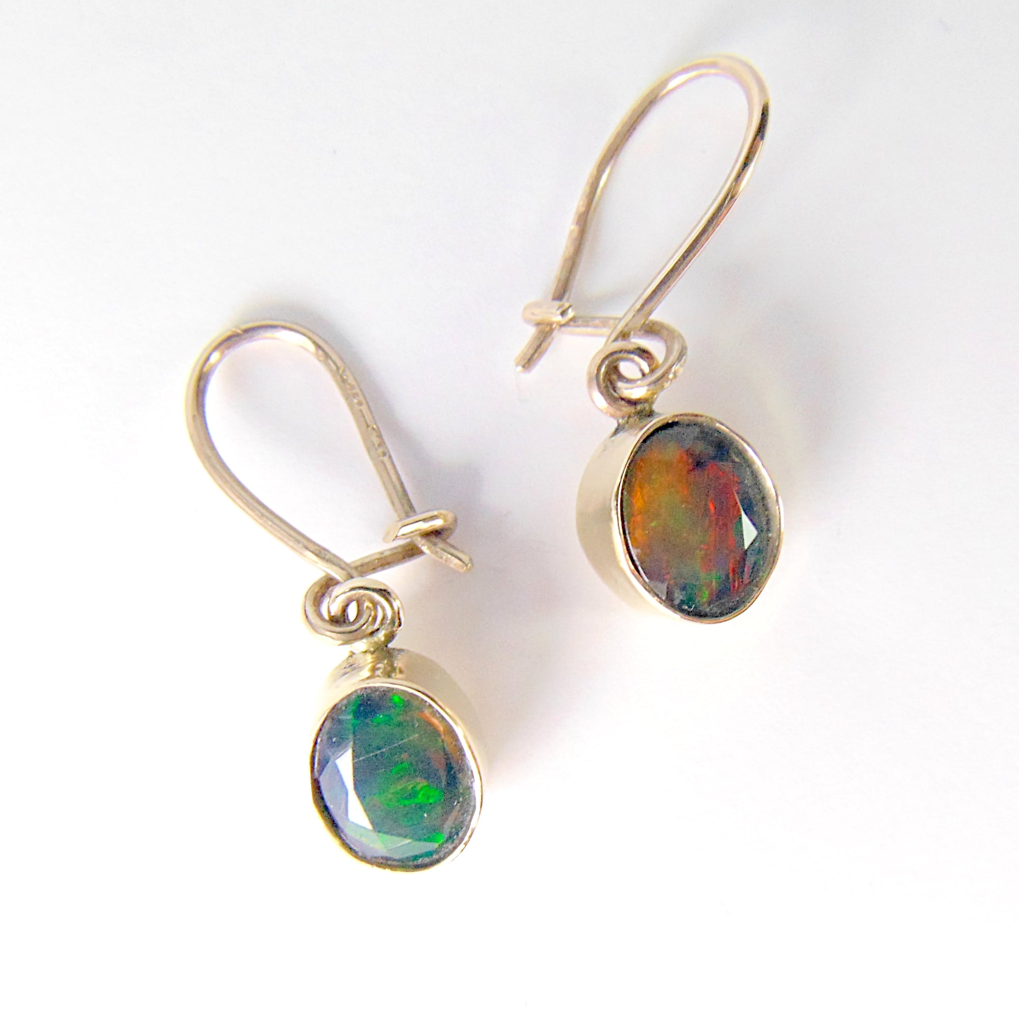 Złote kolczyki z czarnymi opalami