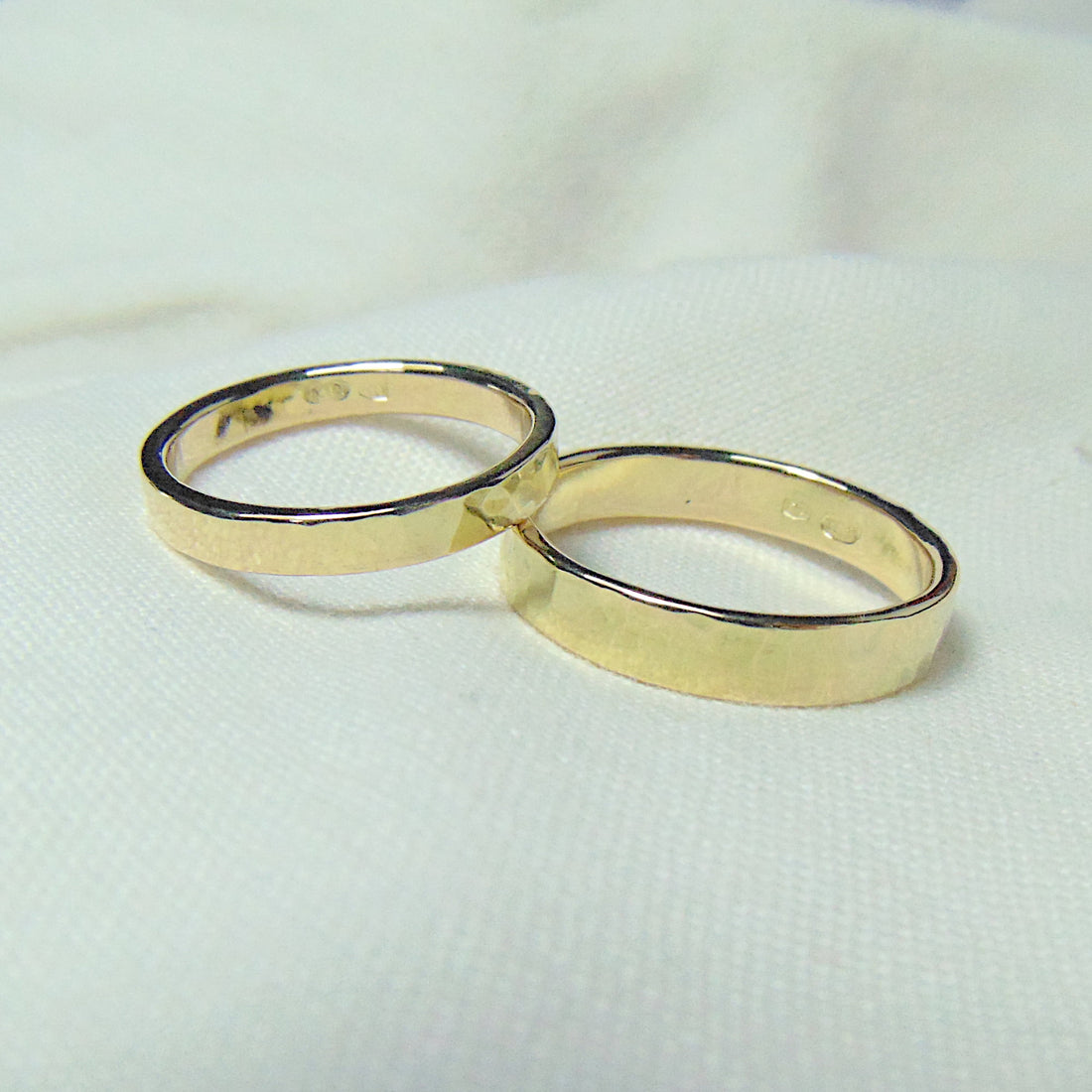 Złote obrączki młotkowane