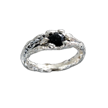 Pierścionek z czarnym turmalinem z kolekcji "Gałązki"