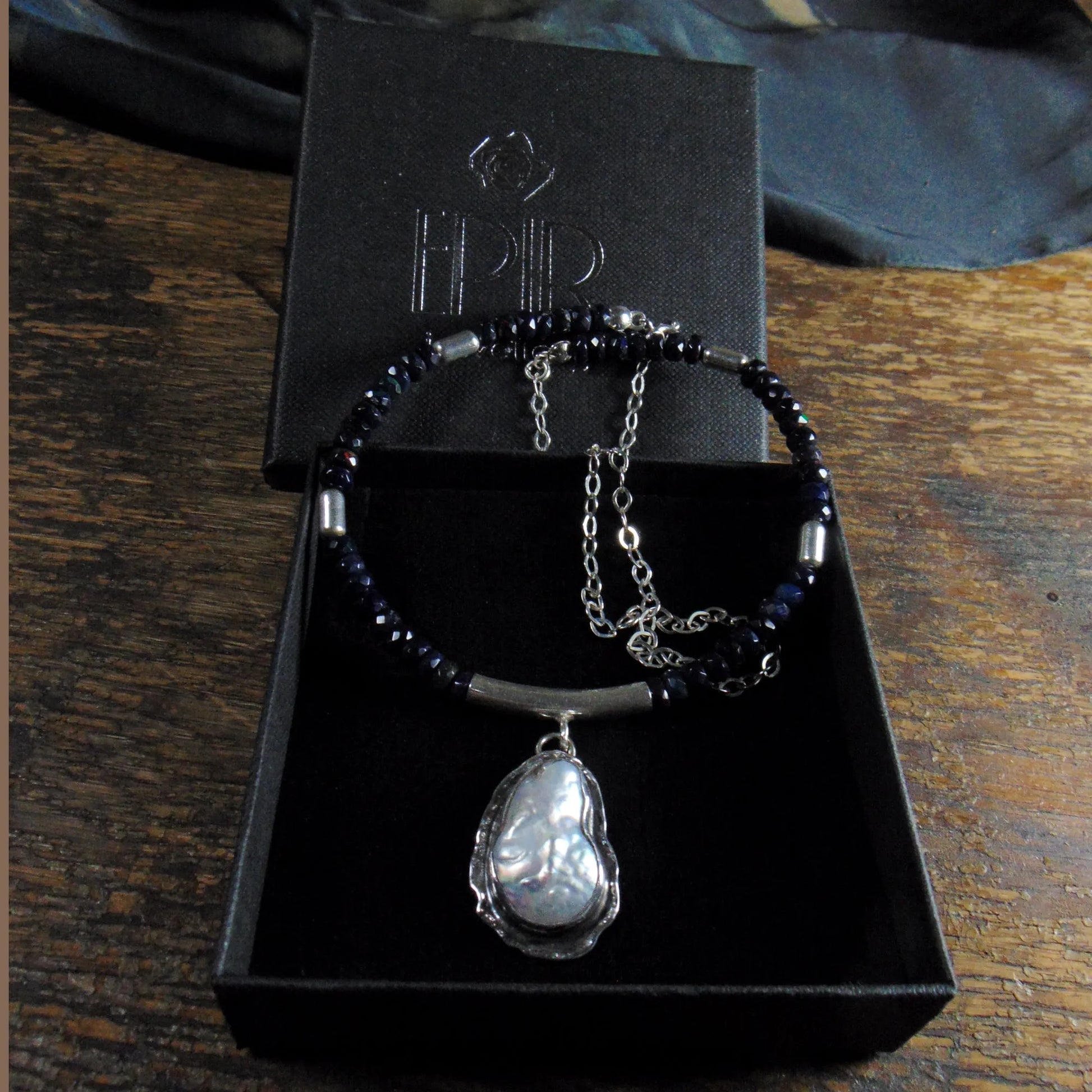 Naszyjnik z czarnych opali z perłą barokową - EPIR Art Jewellery&Gemstone