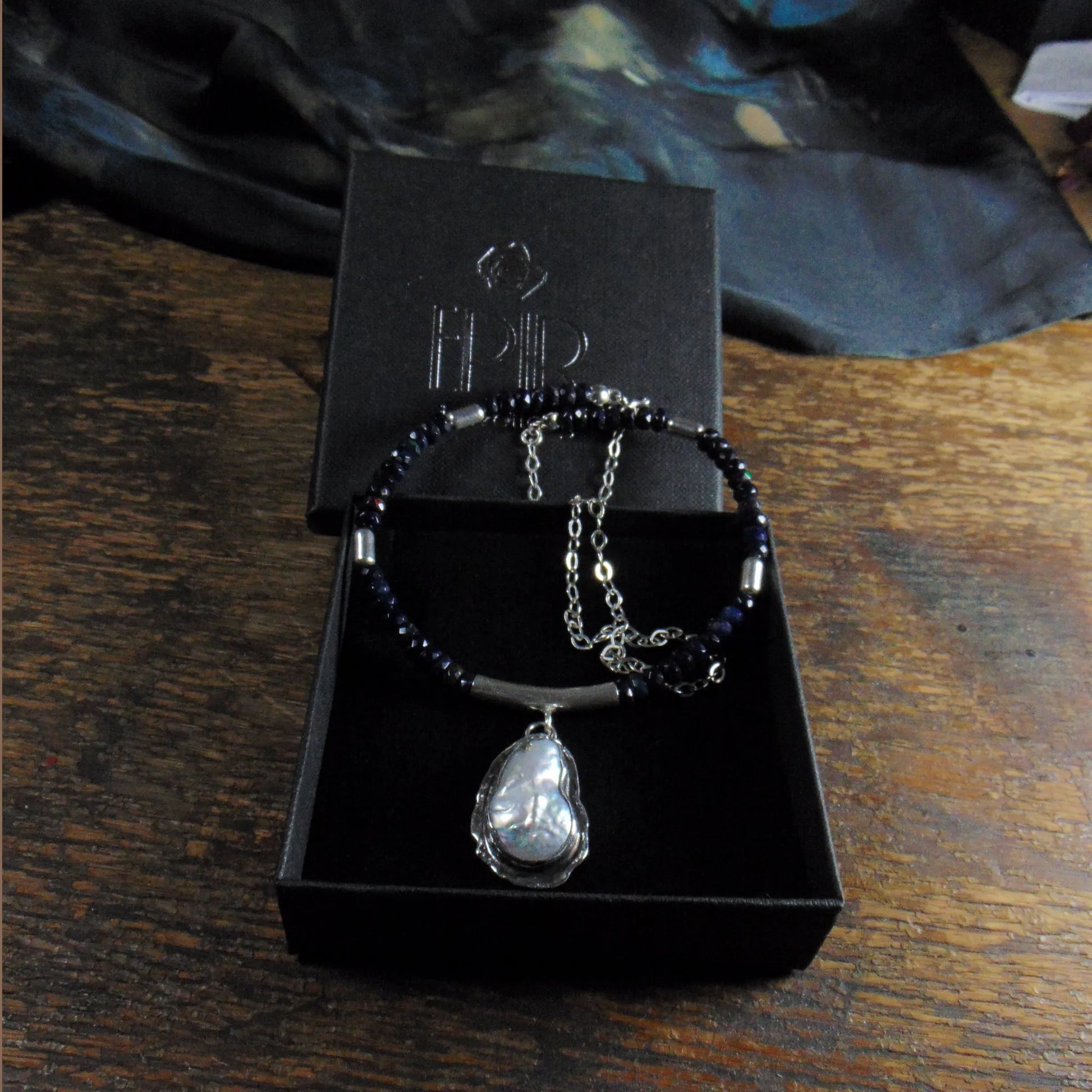 Naszyjnik z czarnych opali z perłą barokową - EPIR Art Jewellery&Gemstone