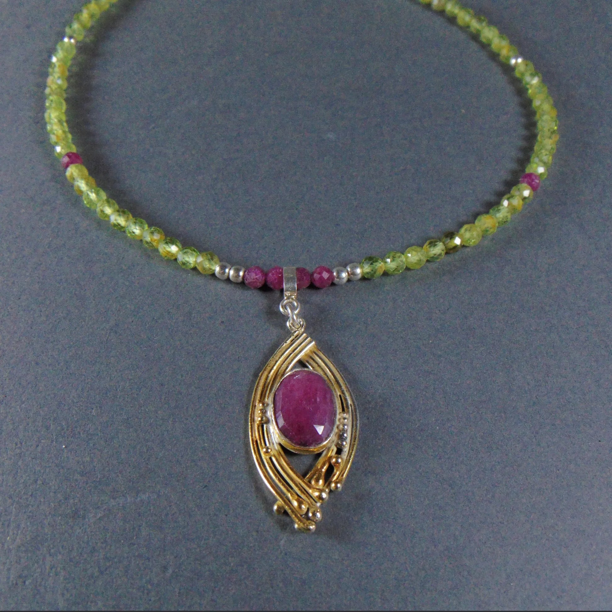 Naszyjnik z rubinem i perydotami - EPIR Art Jewellery&Gemstone