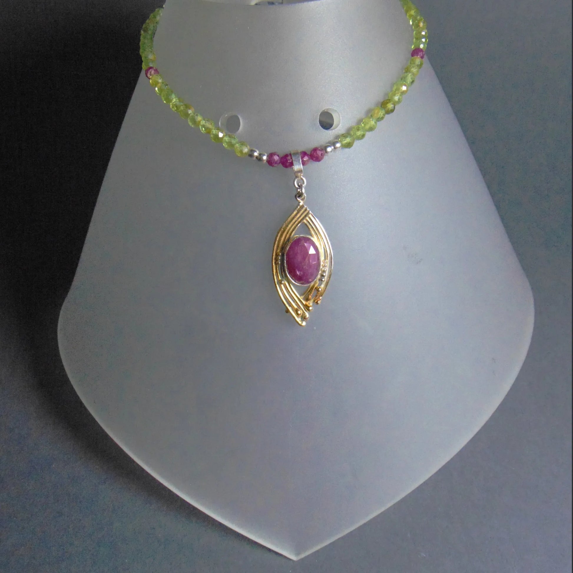 Naszyjnik z rubinem i perydotami - EPIR Art Jewellery&Gemstone