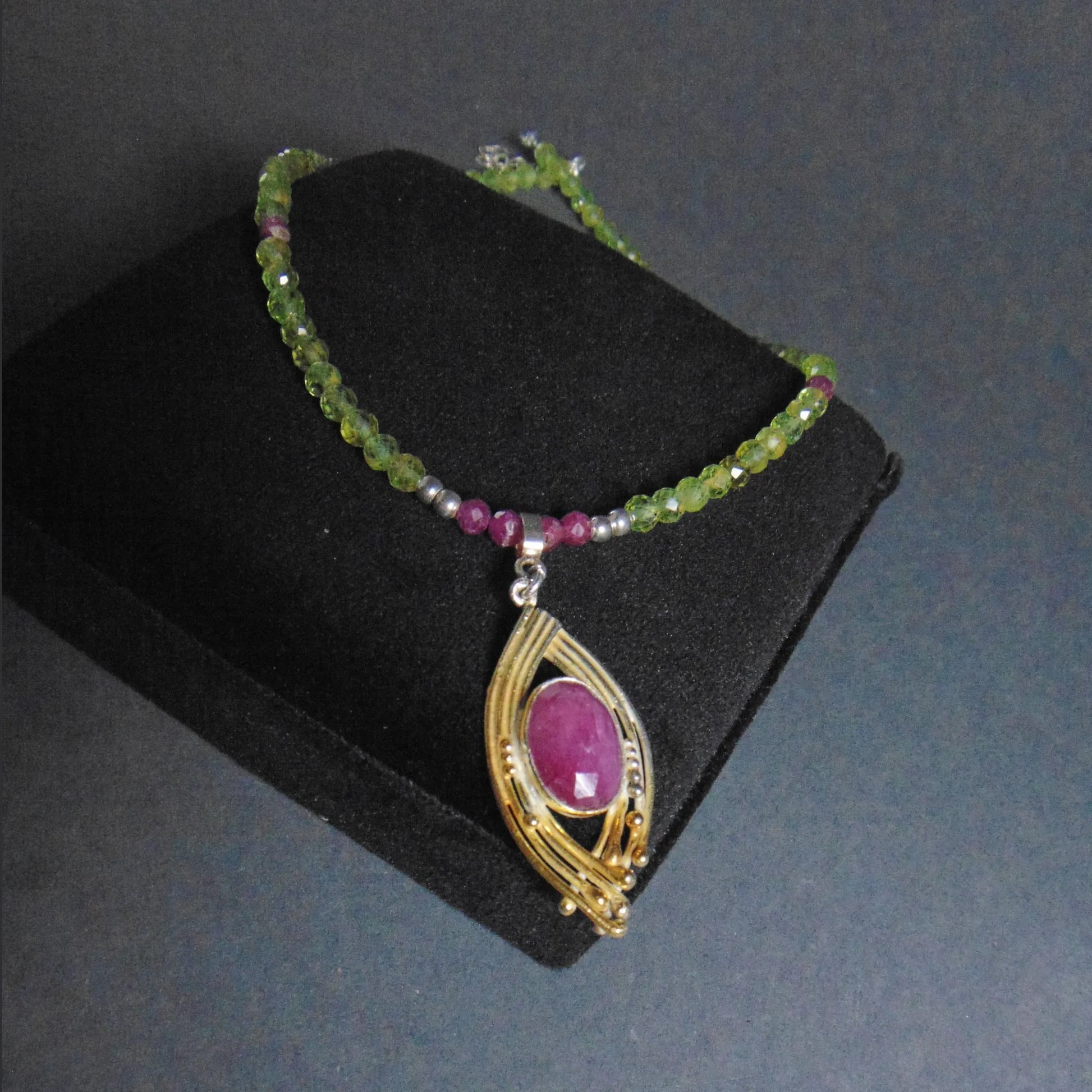 Naszyjnik z rubinem i perydotami - EPIR Art Jewellery&Gemstone
