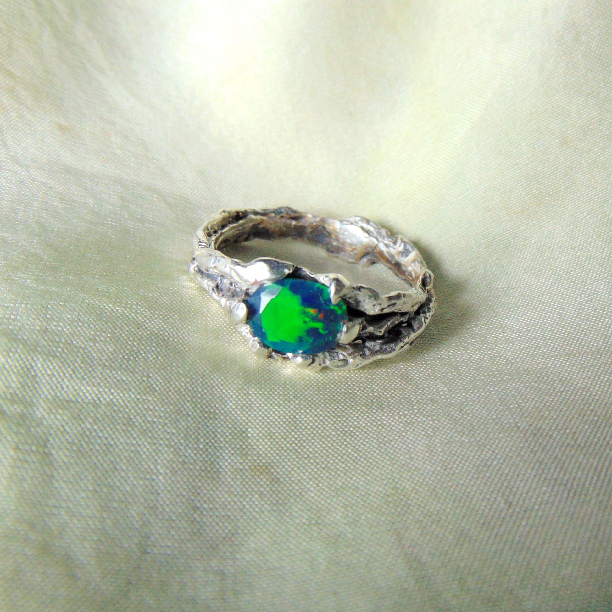 Pierścionek "Gałązka" z czarno-zielonym opalem - EPIR Art Jewellery&Gemstone