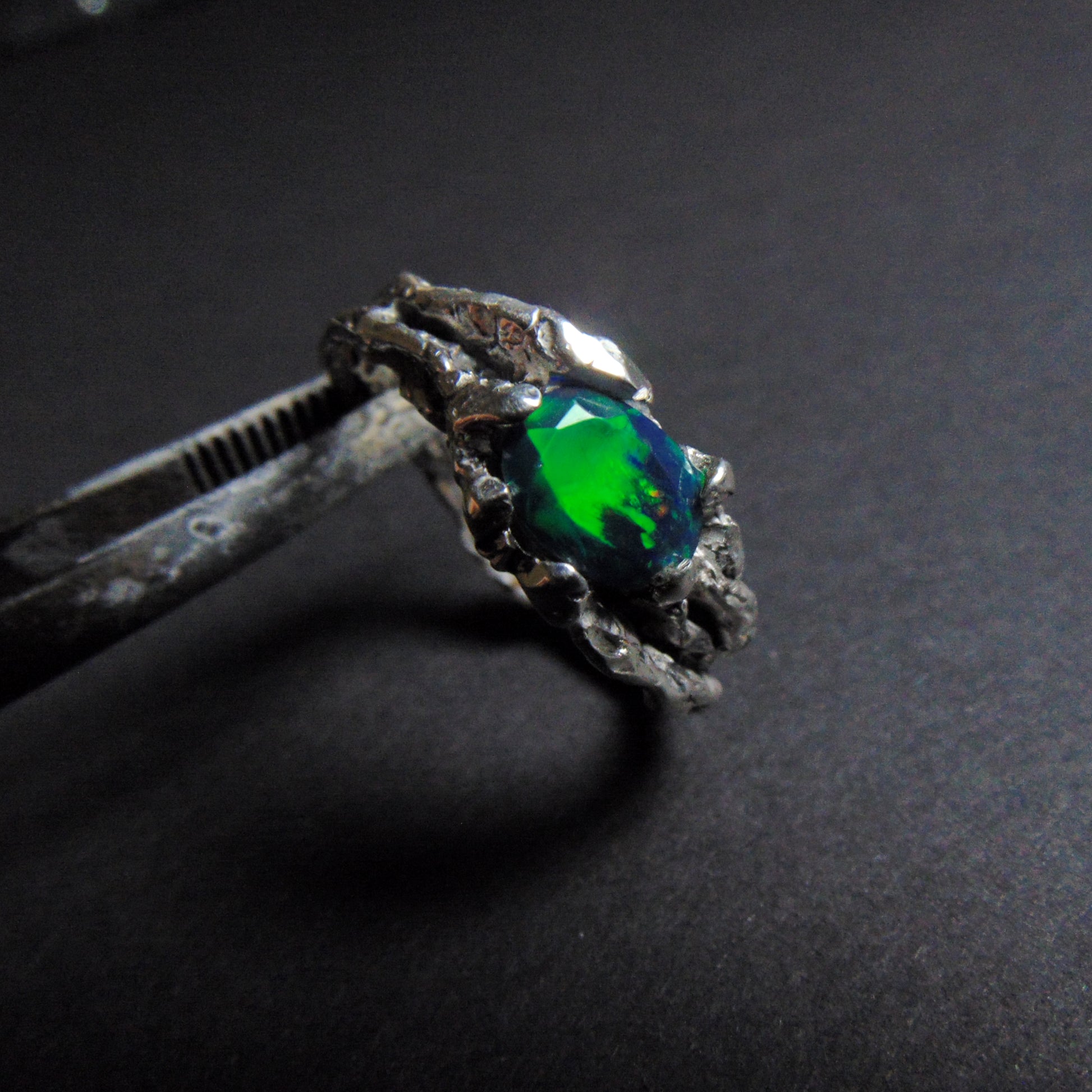 Pierścionek "Gałązka" z czarno-zielonym opalem - EPIR Art Jewellery&Gemstone