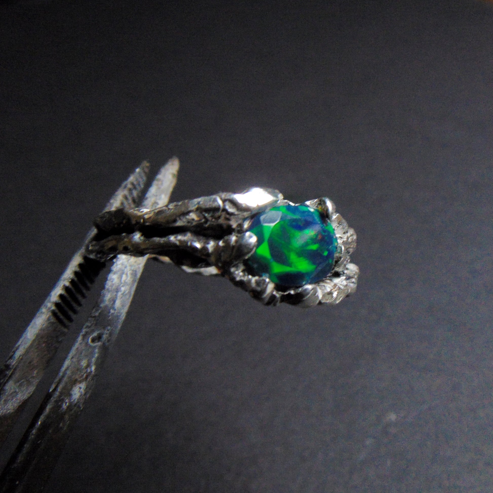 Pierścionek "Gałązka" z czarno-zielonym opalem - EPIR Art Jewellery&Gemstone