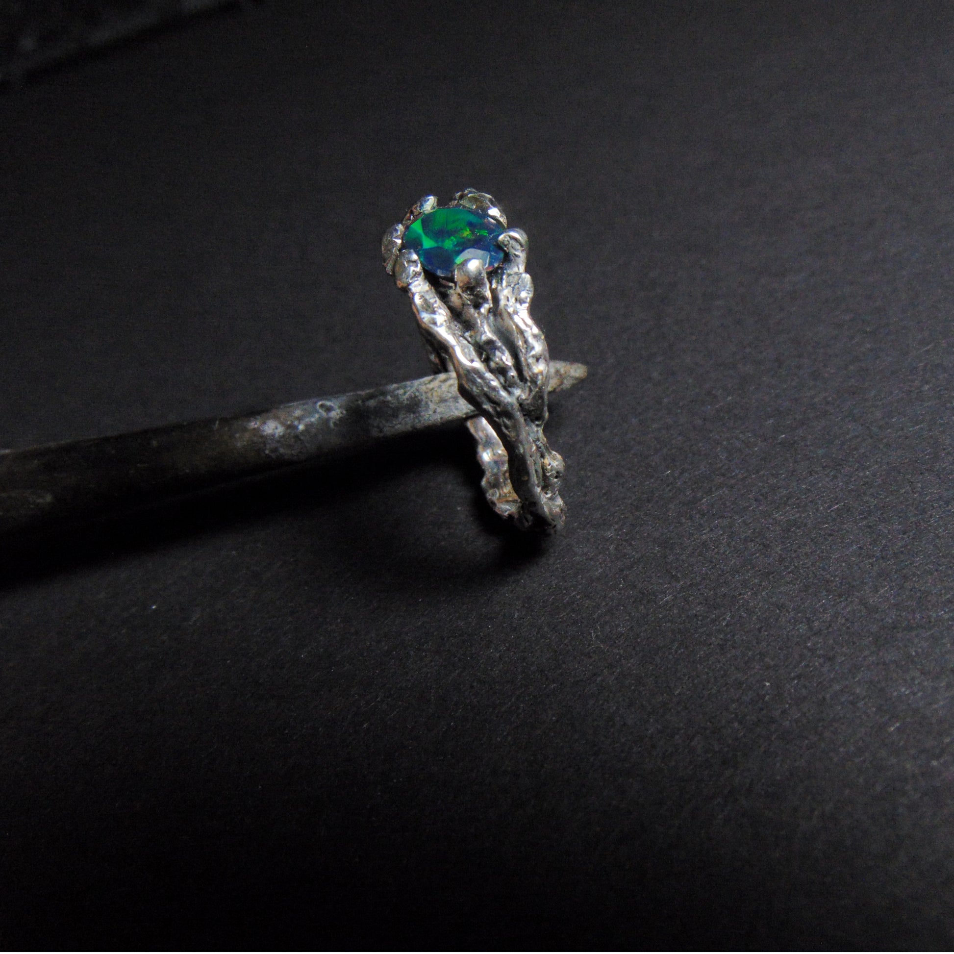 Pierścionek "Gałązka" z czarno-zielonym opalem - EPIR Art Jewellery&Gemstone