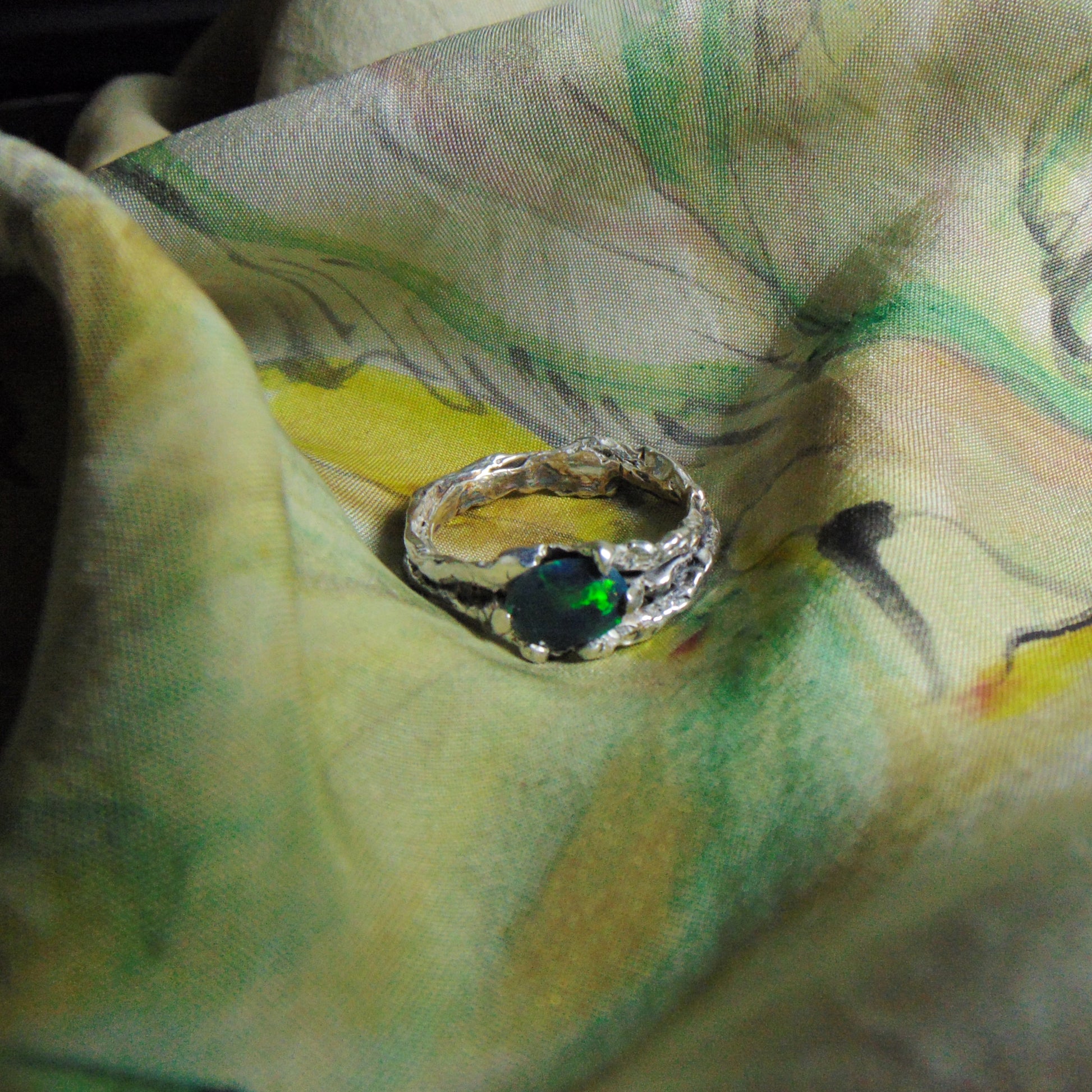 Pierścionek "Gałązka" z czarno-zielonym opalem - EPIR Art Jewellery&Gemstone
