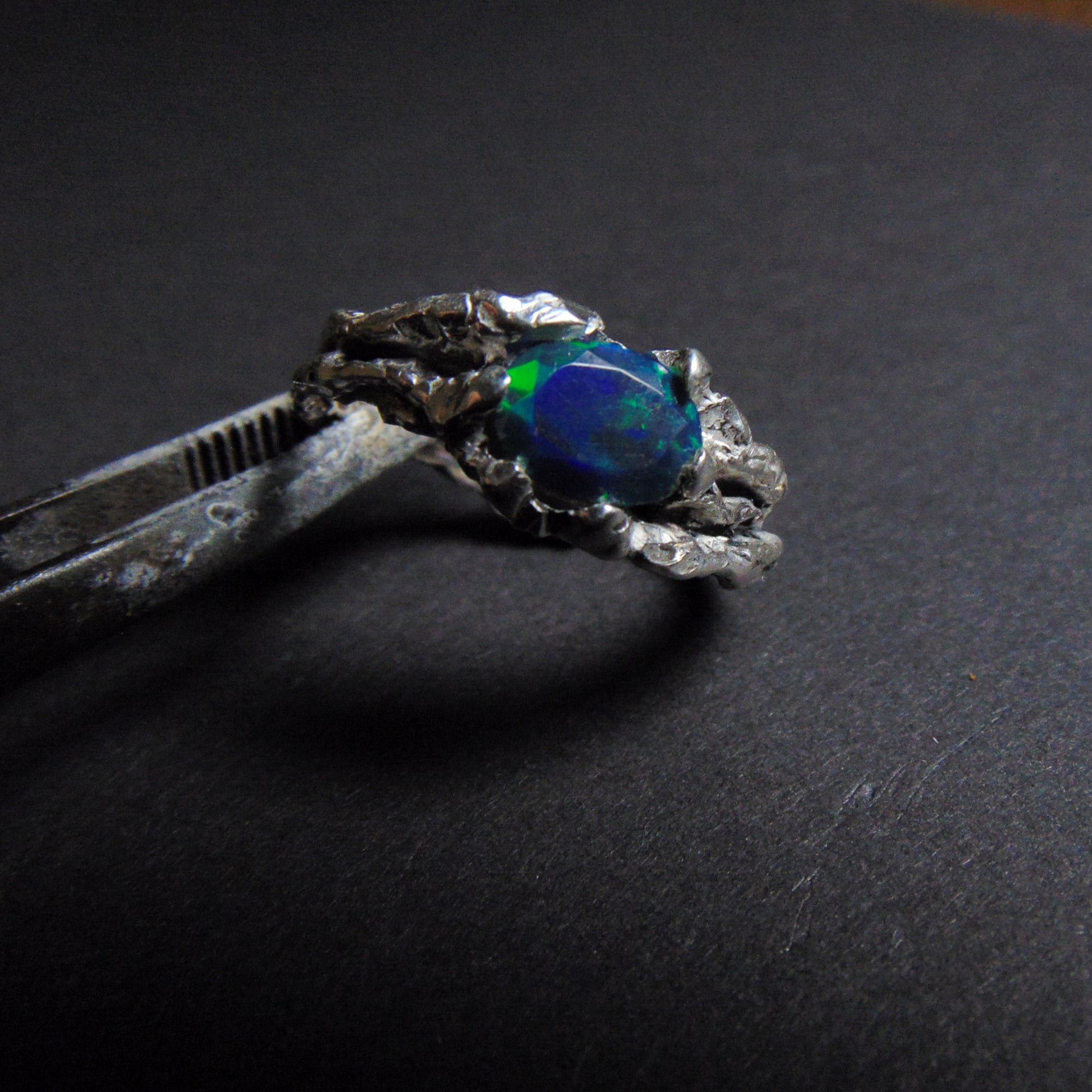 Pierścionek "Gałązka" z czarno-zielonym opalem - EPIR Art Jewellery&Gemstone