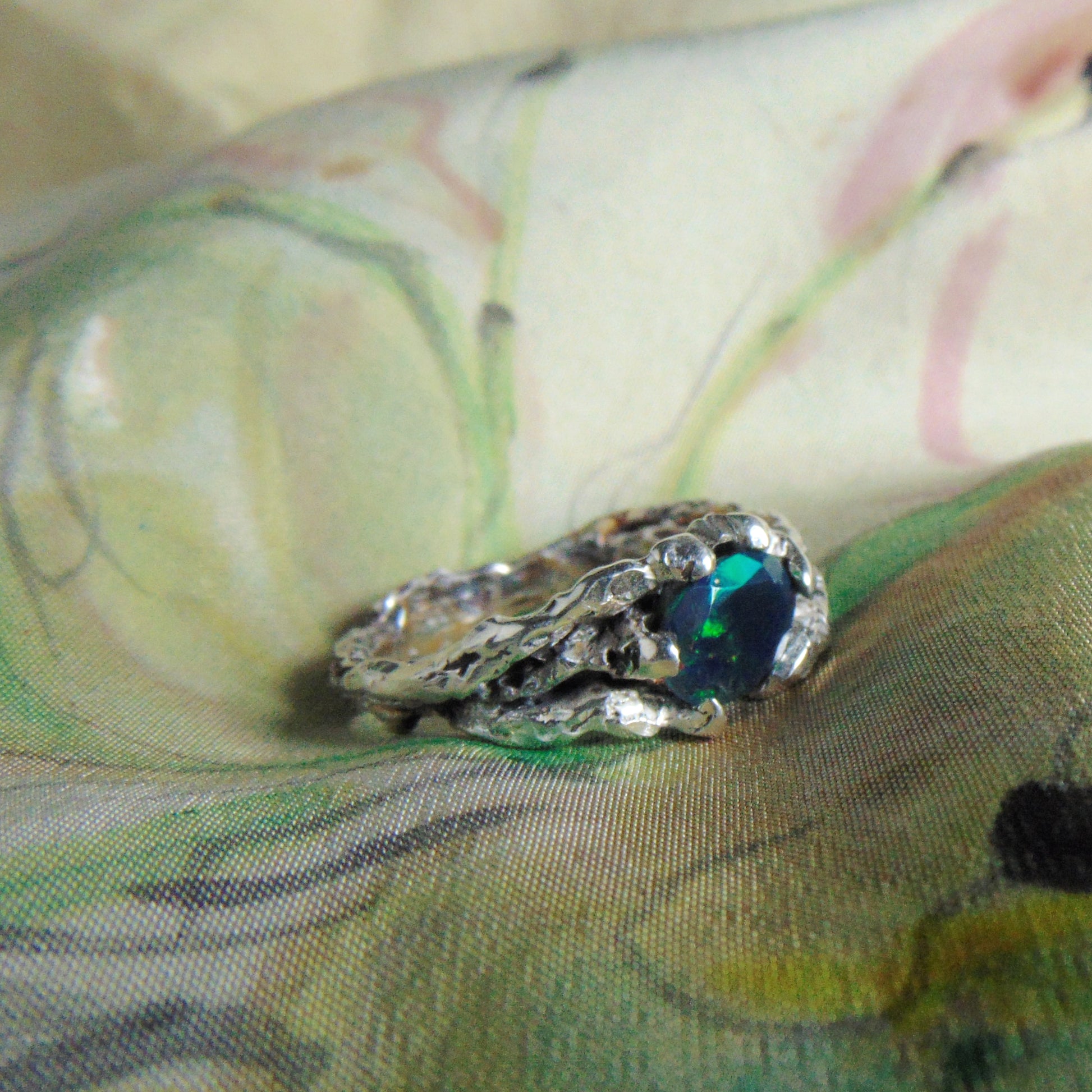 Pierścionek "Gałązka" z czarno-zielonym opalem - EPIR Art Jewellery&Gemstone