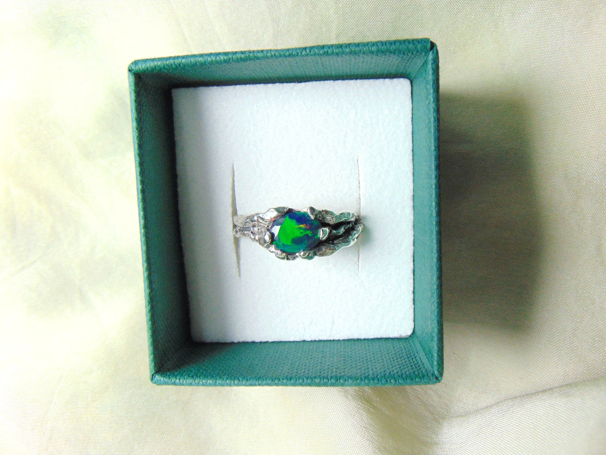 Pierścionek "Gałązka" z czarno-zielonym opalem - EPIR Art Jewellery&Gemstone