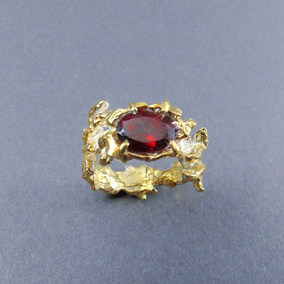 Pierścionek Gałązki pozłacany z granatem - EPIR Art Jewellery&Gemstone
