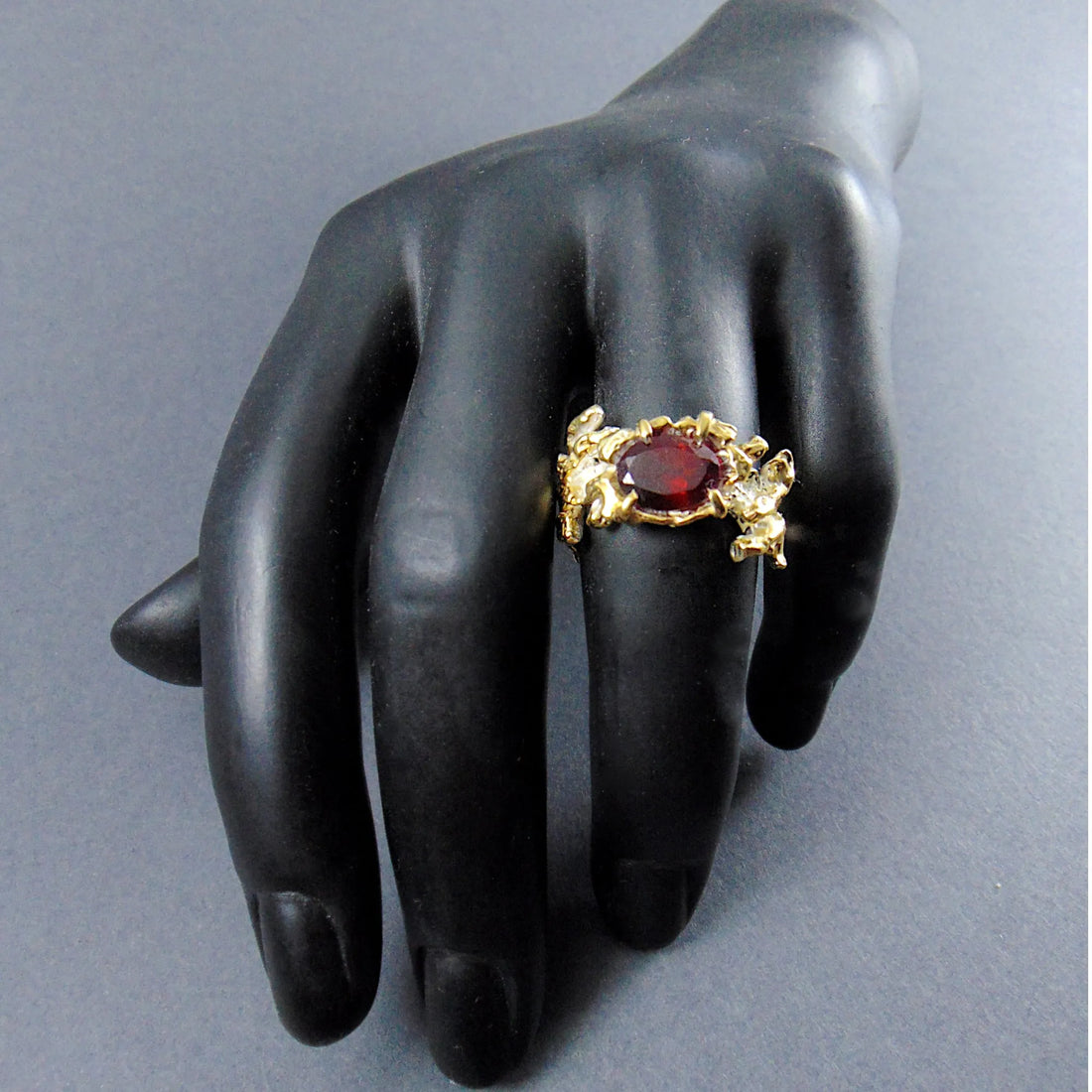 Pierścionek Gałązki pozłacany z granatem - EPIR Art Jewellery&Gemstone