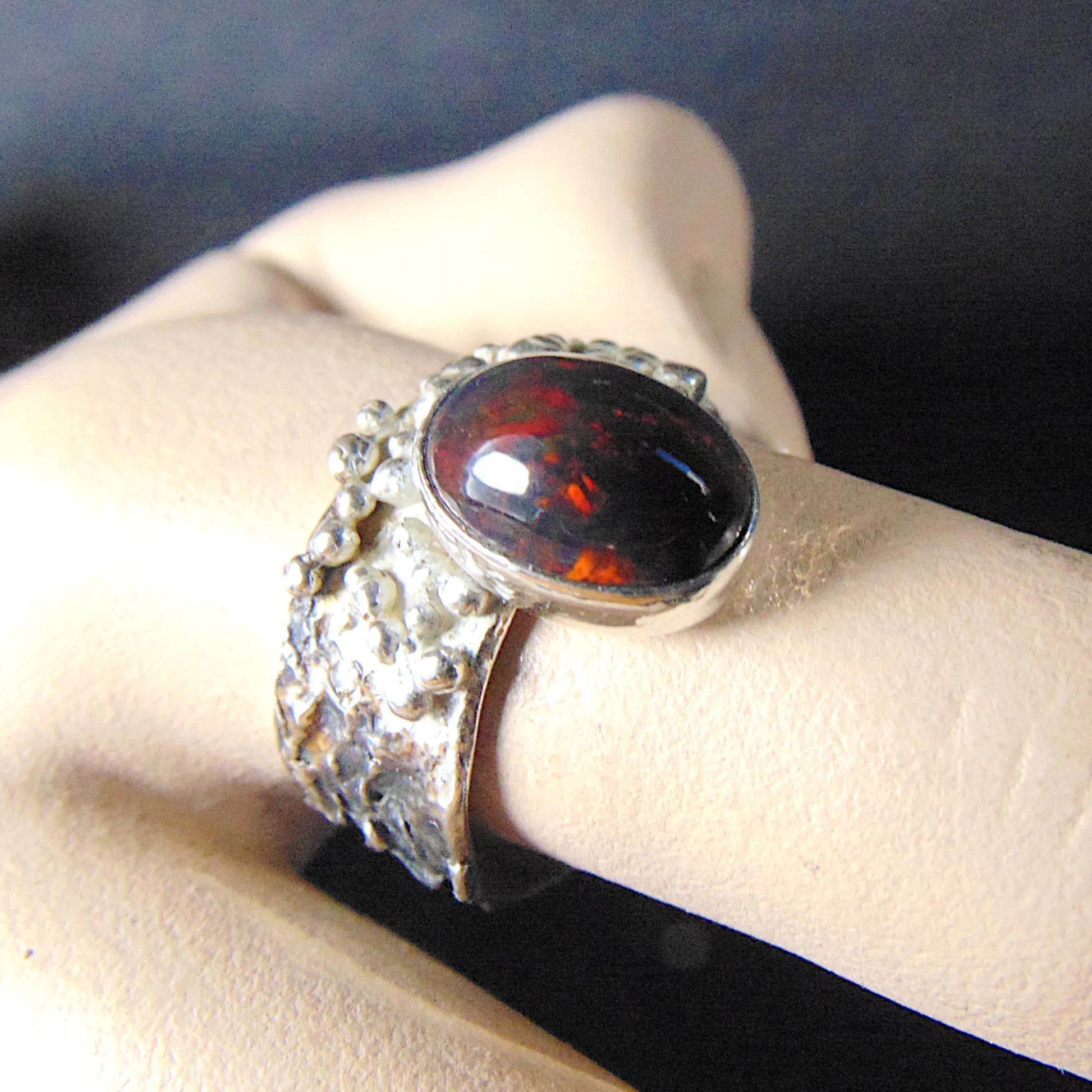 Pierścionek srebrny z owalnym czarnym opalem - EPIR Art Jewellery&Gemstone