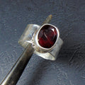 Obrączka młotkowana z granatem - EPIR Art Jewellery&Gemstone