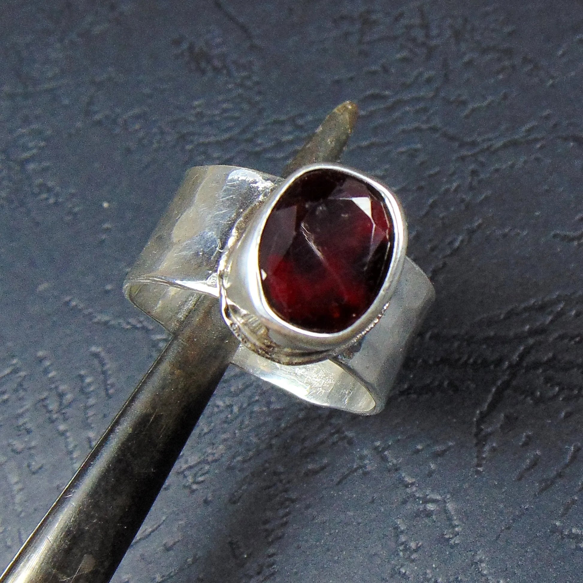 Obrączka młotkowana z granatem - EPIR Art Jewellery&Gemstone