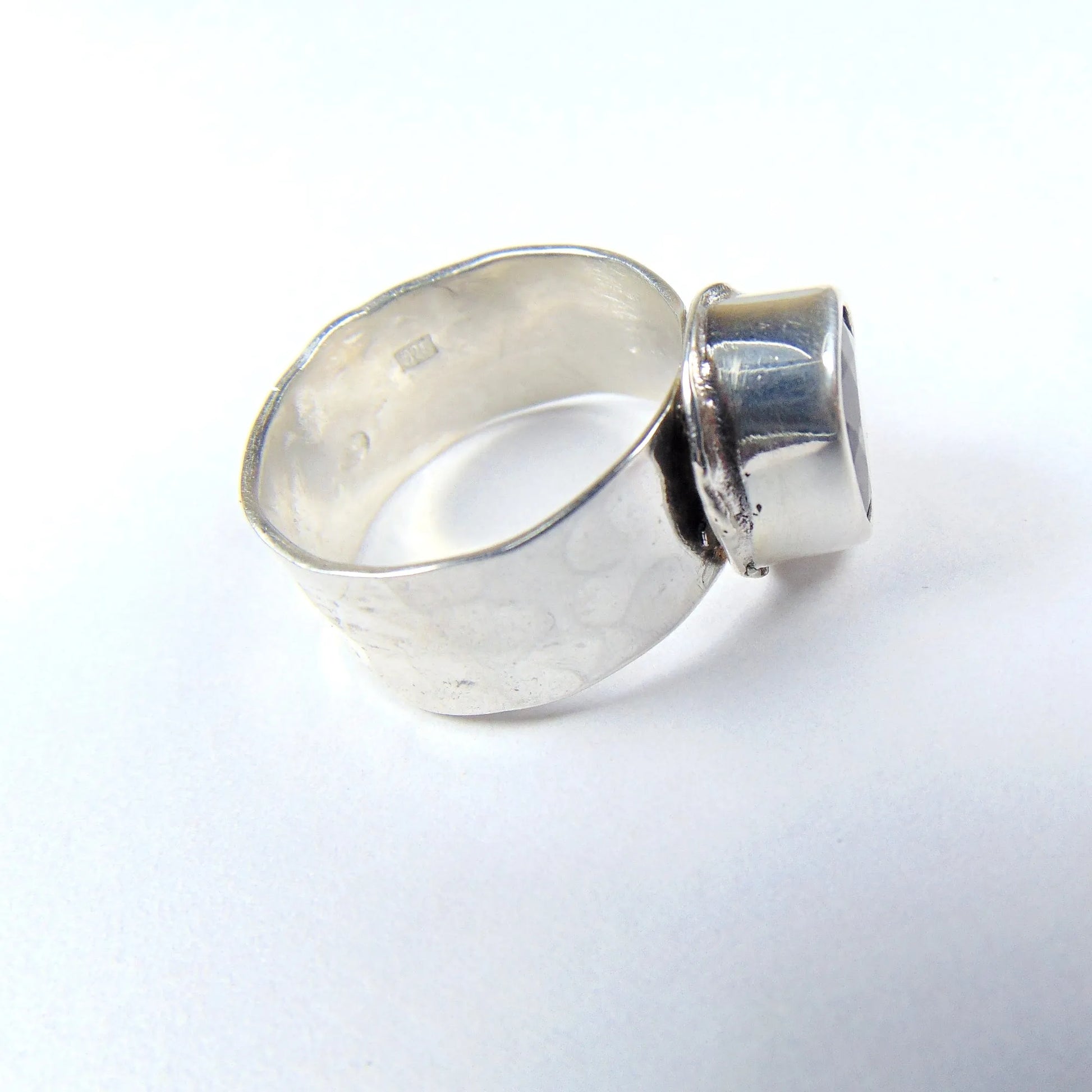 Obrączka młotkowana z granatem - EPIR Art Jewellery&Gemstone