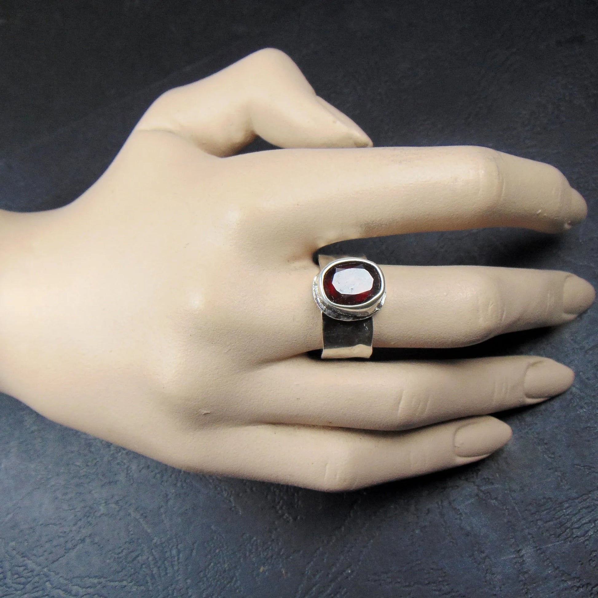Obrączka młotkowana z granatem - EPIR Art Jewellery&Gemstone