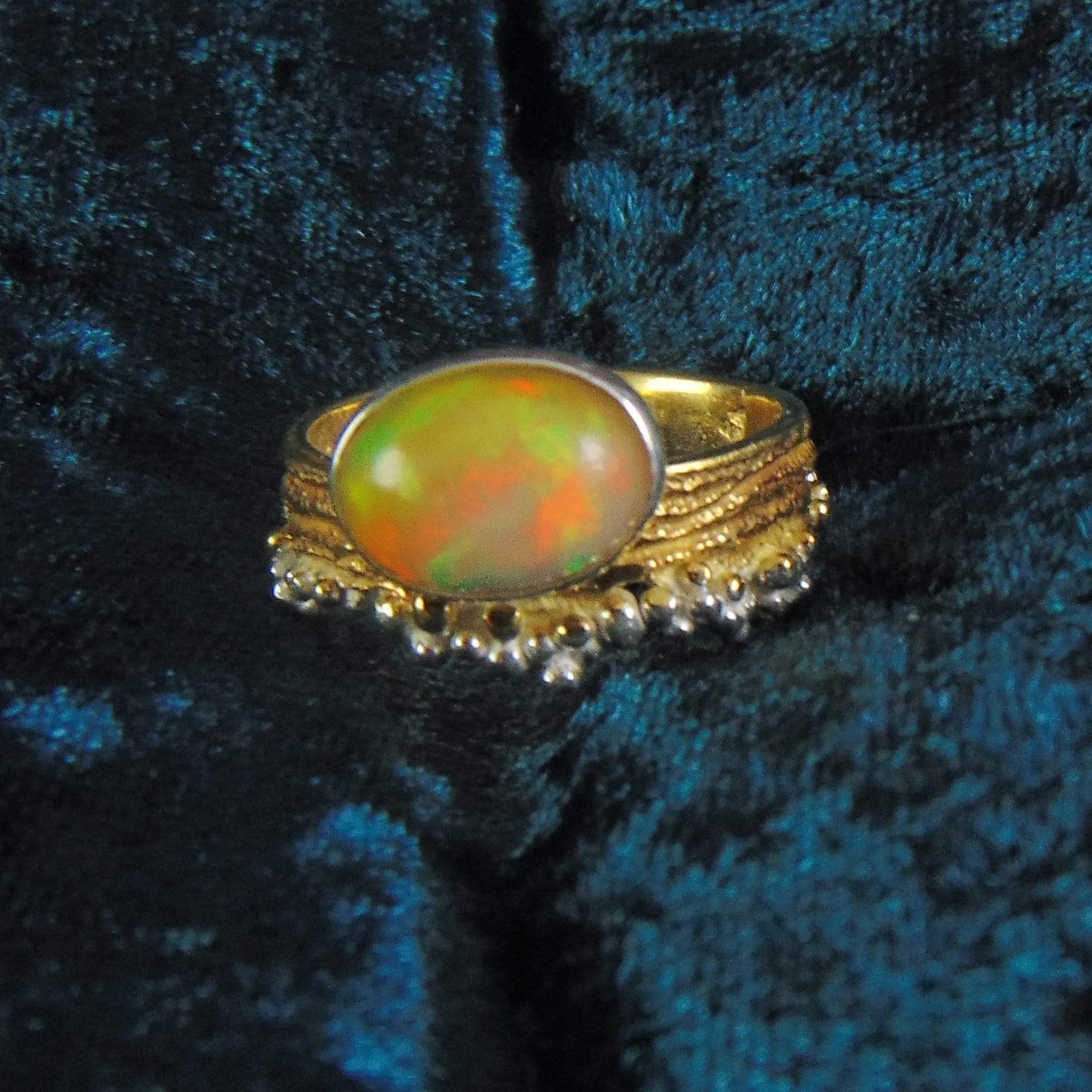 Pierścionek pozłacany z zielono- pomarańczowym opalem - EPIR Art Jewellery&Gemstone