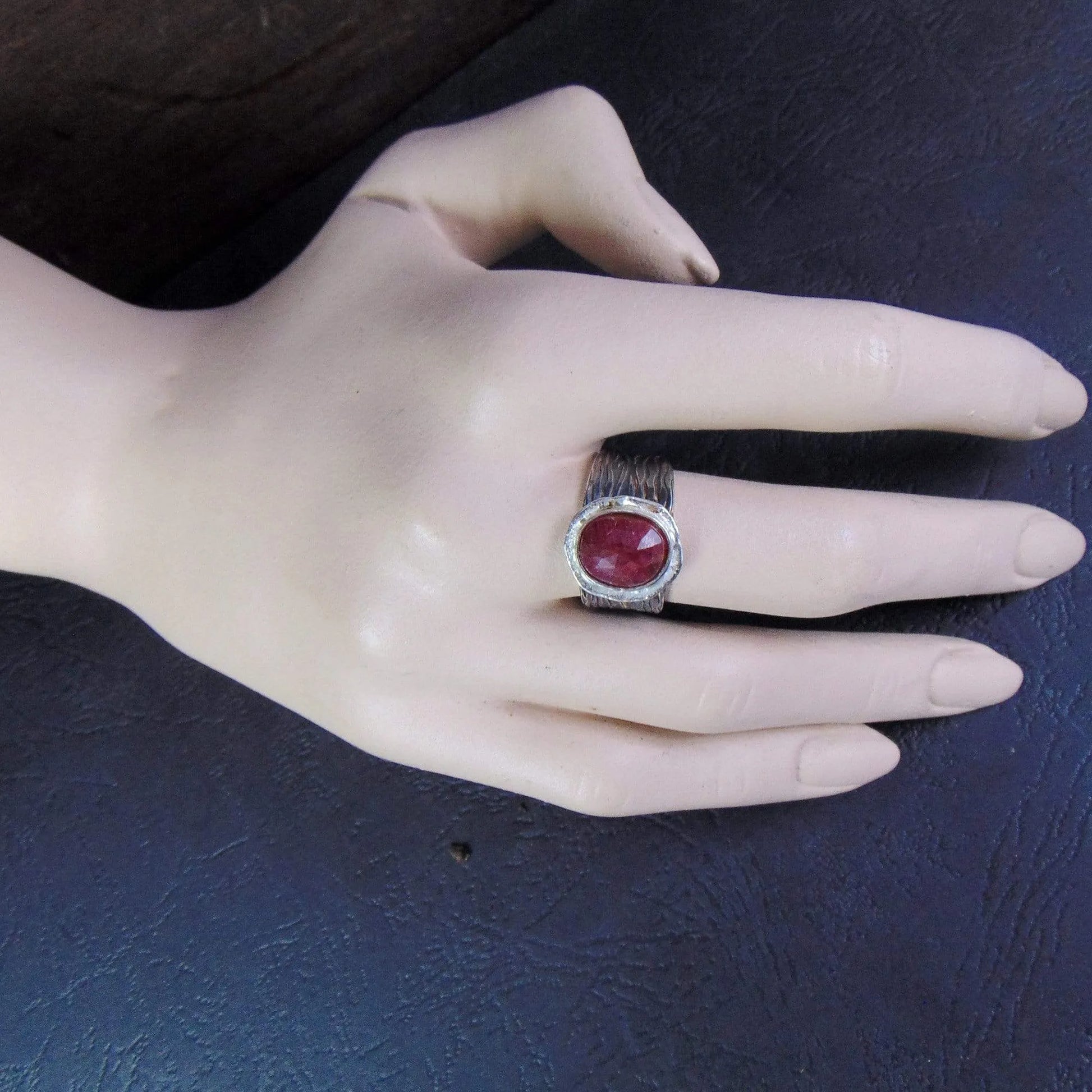 Pierścionek z fasetowanym rubinem - EPIR Art Jewellery&Gemstone