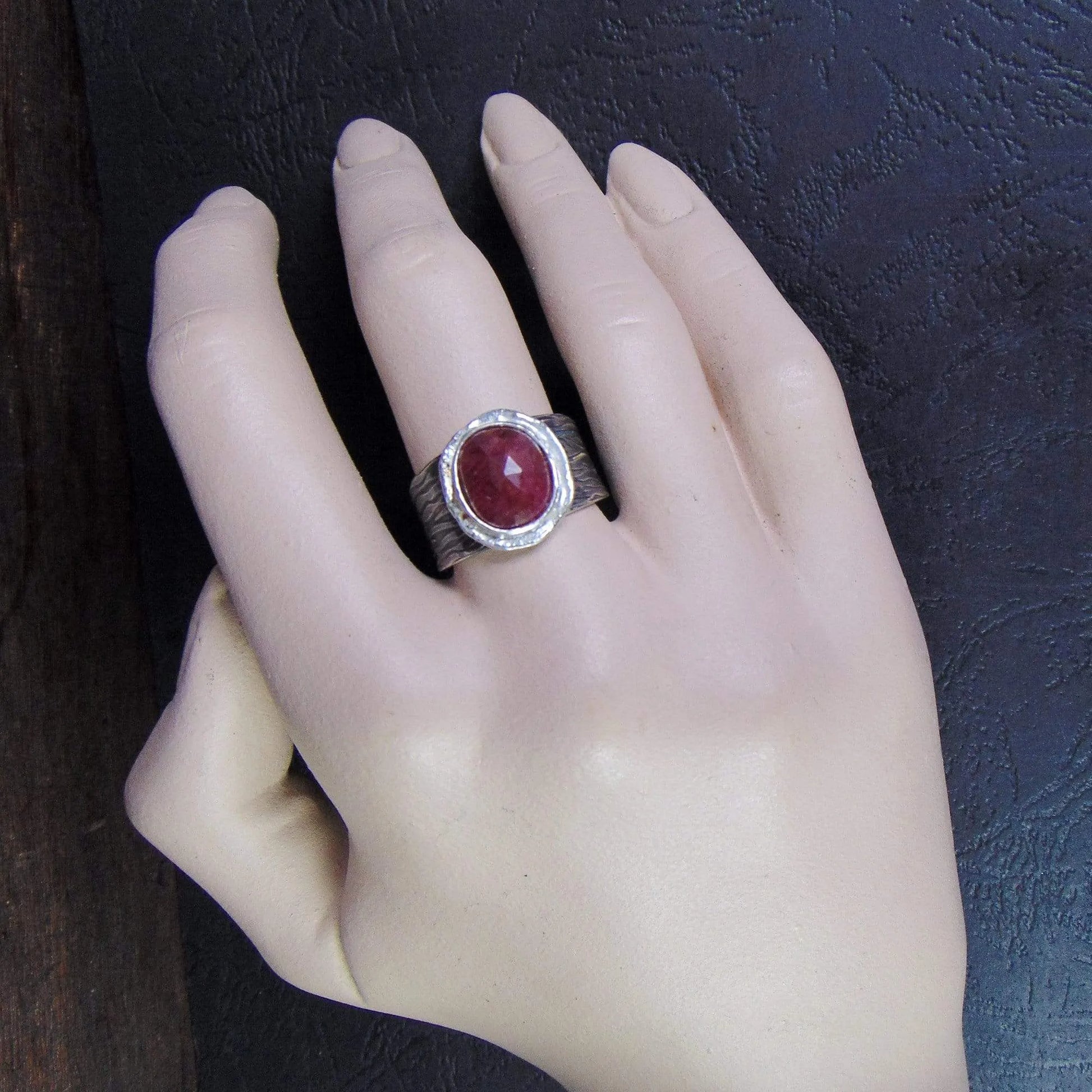 Pierścionek z fasetowanym rubinem - EPIR Art Jewellery&Gemstone