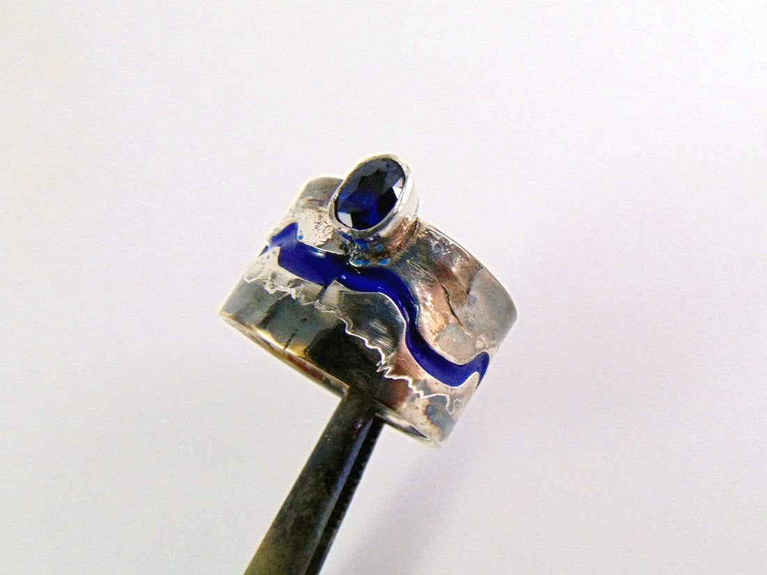 Srebrny pierścionek z szafirem i emalią. Silver sapphire ring with enamel EPIR Art Silver Jewellery pierścionek